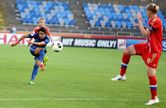 Skott av Frankrikes Louisa Necib  i matchen mellan