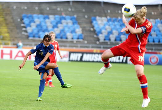 Skott av Frankrikes Louisa Necib på Rysslands Ksenia