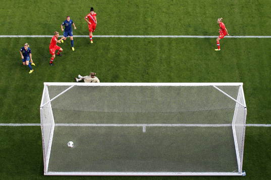 Mål 3-0 av Frankrikes Eugénie Le Sommer bakom Rysslands