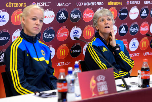 Sveriges Caroline Seger och förbundskapten Pia Sundhage