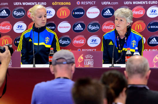 Sveriges Caroline Seger och förbundskapten Pia Sundhage