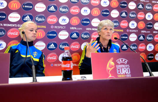 Sveriges Caroline Seger och förbundskapten Pia Sundhage