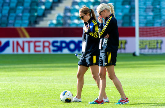 Sveriges Kosovare Asllani och Josefine Öqvist går och