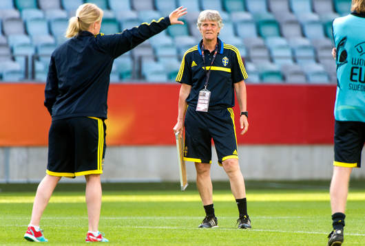 Sveriges förbundskapten Pia Sundhage lyssnar på Marie