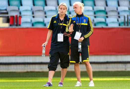 Sveriges Lisa Dahlkvist och Caroline Seger står och pratar