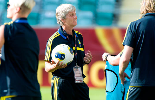 Sveriges förbundskapten Pia Sundhage håller en boll