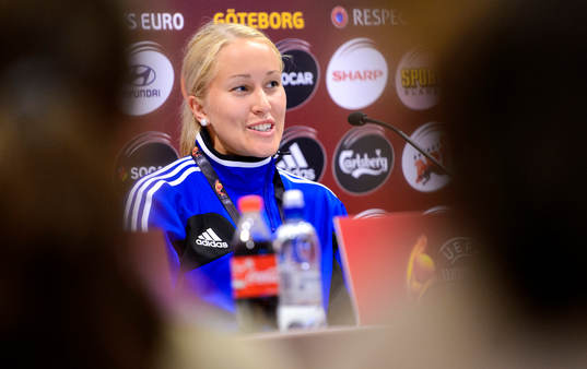 Finlands Annika Kukkonen svarar på frågor