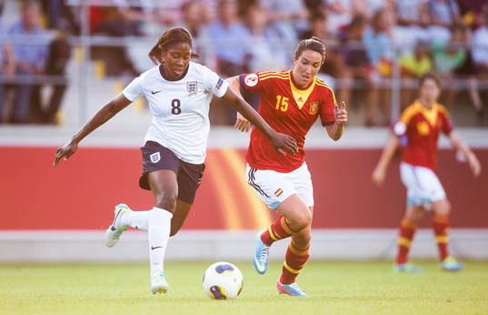 Englands Anita Asante och Spaniens Silvia Meseguer i