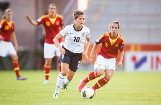 Englands Fara Williams med Spaniens Vicky Losada bakom sig