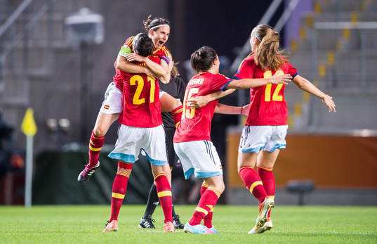 Spaniens Veronica Boquete kramar om sin lagkamrater