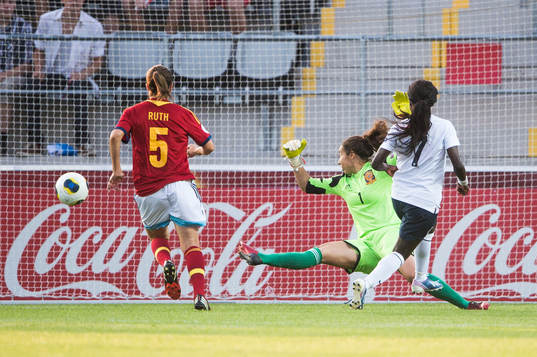 Englands Eniola Aluko sparkar in kvitteringen 1-1 i matchen
