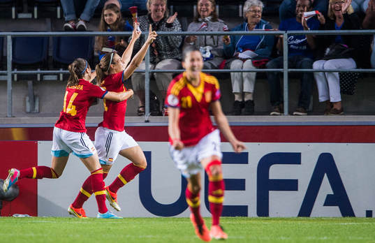Spaniens Alexia Putellas jublar