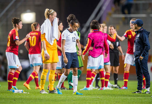 Englands målvakt Karen Bardsley och Jess Clarke deppar
