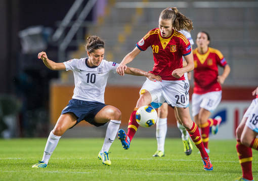 Englands Fara Williams och Spaniens Irene Paredes i matchen