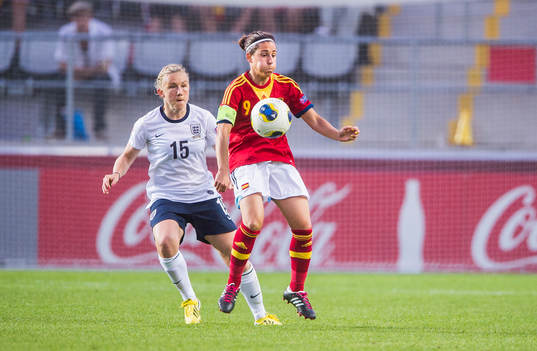 Englands Laura Bassett och Spaniens Veronica Boquete i