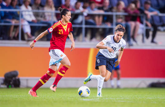 Spaniens Jennifer Hermoso och Englands Fara Williams i