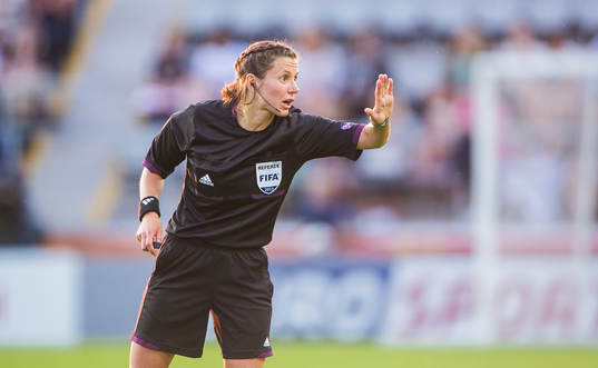 Domaren Kateryna Monzul i matchen mellan England och Spanien