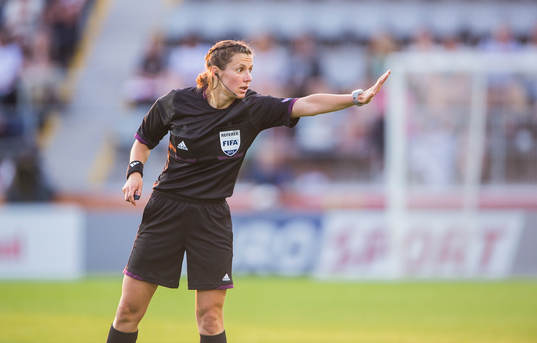 Domaren Kateryna Monzul i matchen mellan England och Spanien
