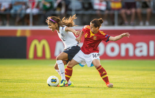 Englands Alex Scott och Spaniens Nagore Calderon i matchen