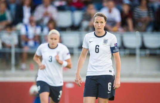 Englands Casey Stoney i matchen mellan England och Spanien