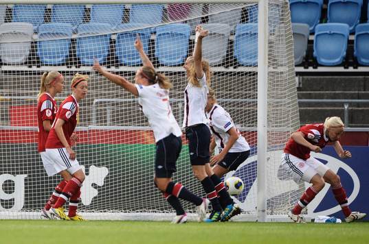 Norges Marit Christensen trycker in 1-0 i matchen mellan