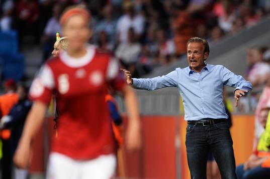Danmarks förbundskapten Kenneth Heiner-Möller i matchen