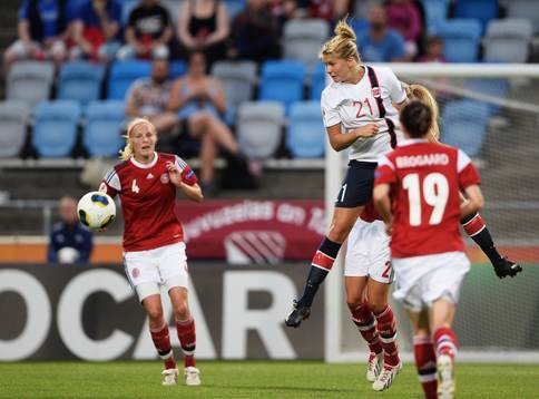 Norges Ada Hegerberg nickar undan i matchen mellan Norge