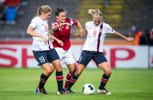 Norges Ingvild Isaksen och Solveig Gulbrandsen håller