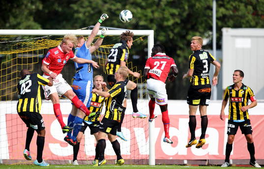 Räddning av Häckens målvakt  Christoffer Källqvist i