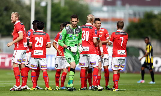 Kalmars målvakt Etrit Berisha och resten av laget i