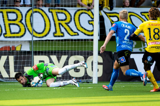 Halmstads målvakt Stojan Lukic räddar skott från