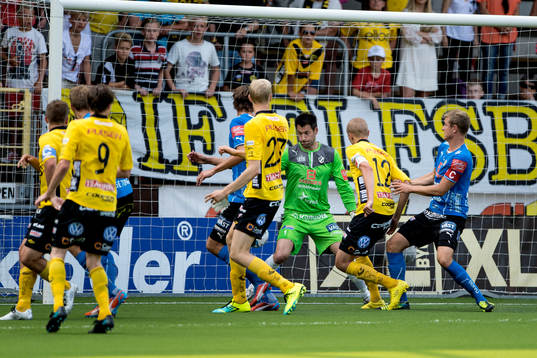 Elfsborgs Sebastian Holmén reducerar till 1-2 i matchen