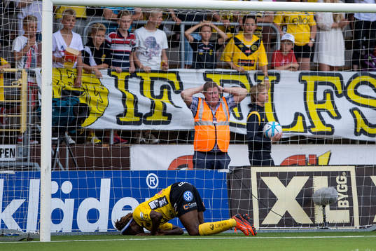 Elfsborgs Mohamed Bangura deppar liggandes i målet