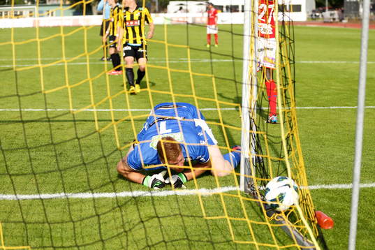 Mål 0-1 av Melker Hallberg, i bild Häckens målvakt