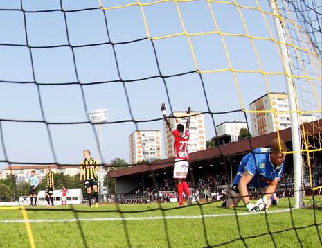 Mål 0-1 av Kalmars Melker Hallberg, i bild Häckens