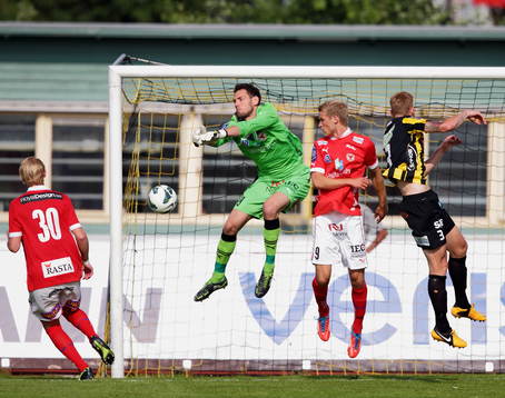 Räddning av Kalmars målvakt Etrit Berisha i matchen