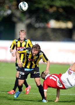 Häckens  Simon Sandberg och Kalmars Jonathan Ring faller i