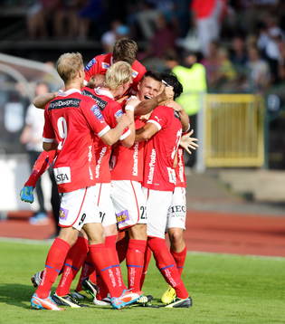 Jublande målgörare Kalmars Melker Hallberg i matchen