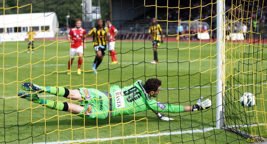 Räddning av Kalmars målvakt Etrit Berisha i matchen
