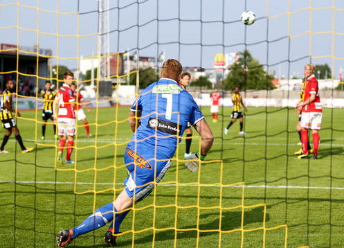 Mål 0-1 av Melker Hallberg, i bild Häckens målvakt