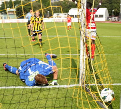 Mål 0-1 av Melker Hallberg, i bild Häckens målvakt