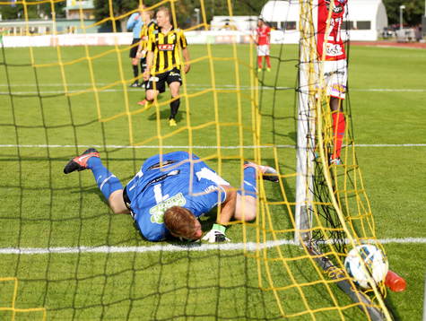 Mål 0-1 av Melker Hallberg, i bild Häckens målvakt