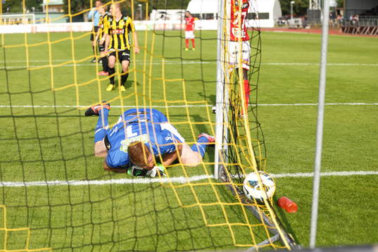 Mål 0-1 av Melker Hallberg, i bild Häckens målvakt
