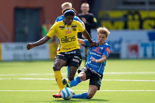 Halmstads Johan Blomberg bryter boll för Elfsborgs Mohamed