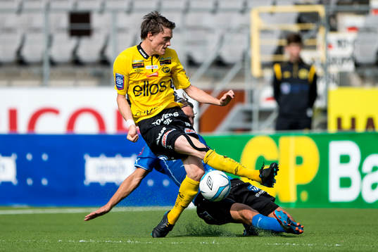 Elfsborgs  Lasse Nilsson  skott stoppas av Halmstads