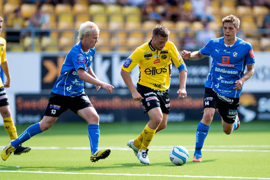 Elfsborgs Anders Svensson tar sig förbi Halmstads
