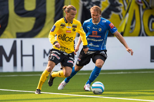 Elfsborgs Niklas Hult försöker ta sig förbi Halmstads