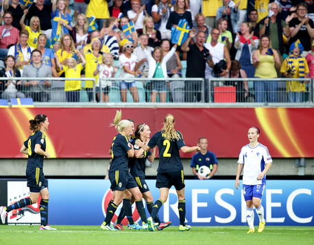 Mål 3-0 av Sveriges Kosovare Asllani som jublar med laget