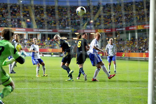 Mål 5-0 Sveriges Lotta Schelin som vänder sig om,