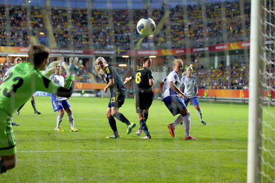 Mål 5-0 Sveriges Lotta Schelin som vänder sig om,
